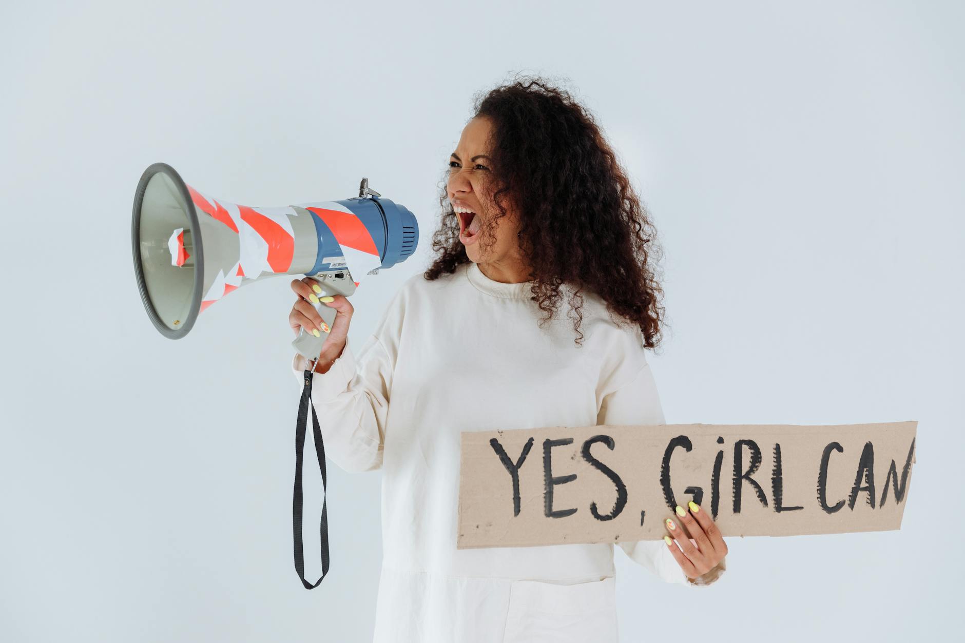 やる気がでるイメージ画像 a woman holding a megaphone and a placard